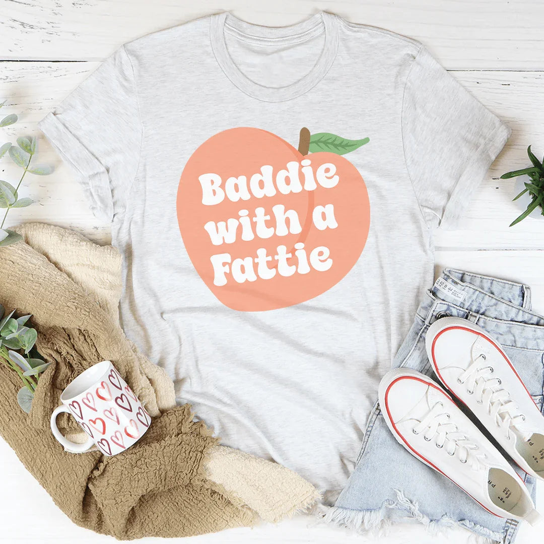 Baddie con una camiseta gordita