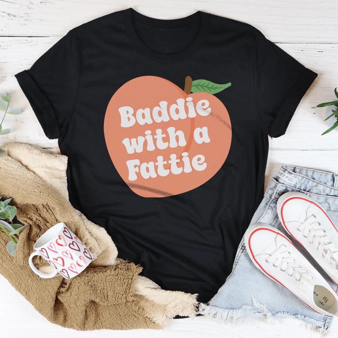 Baddie con una camiseta gordita