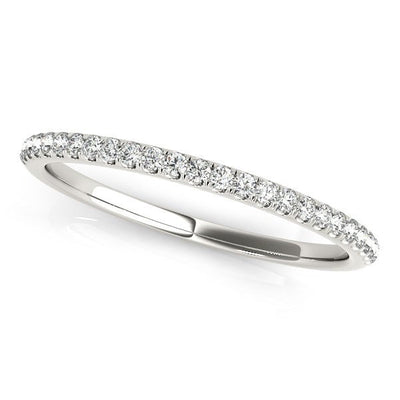 Anillo de boda de diamantes redondos engastados en pavé de oro blanco de 14k
