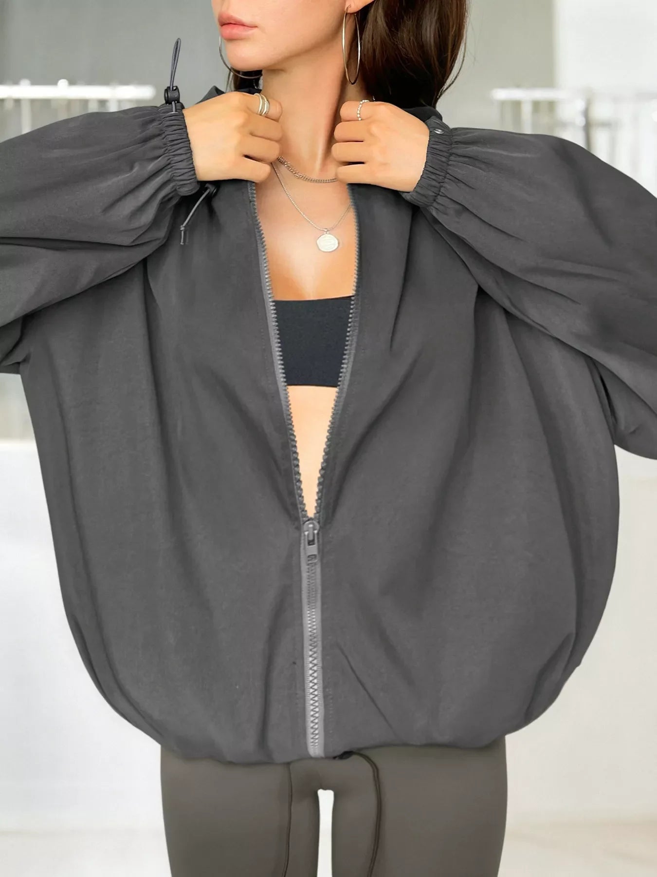 Veste à capuche zippée avec cordon de serrage