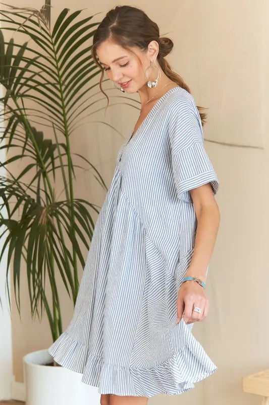 Vestido Babydoll de Cuello en V a Rayas con Dobladillo Volante