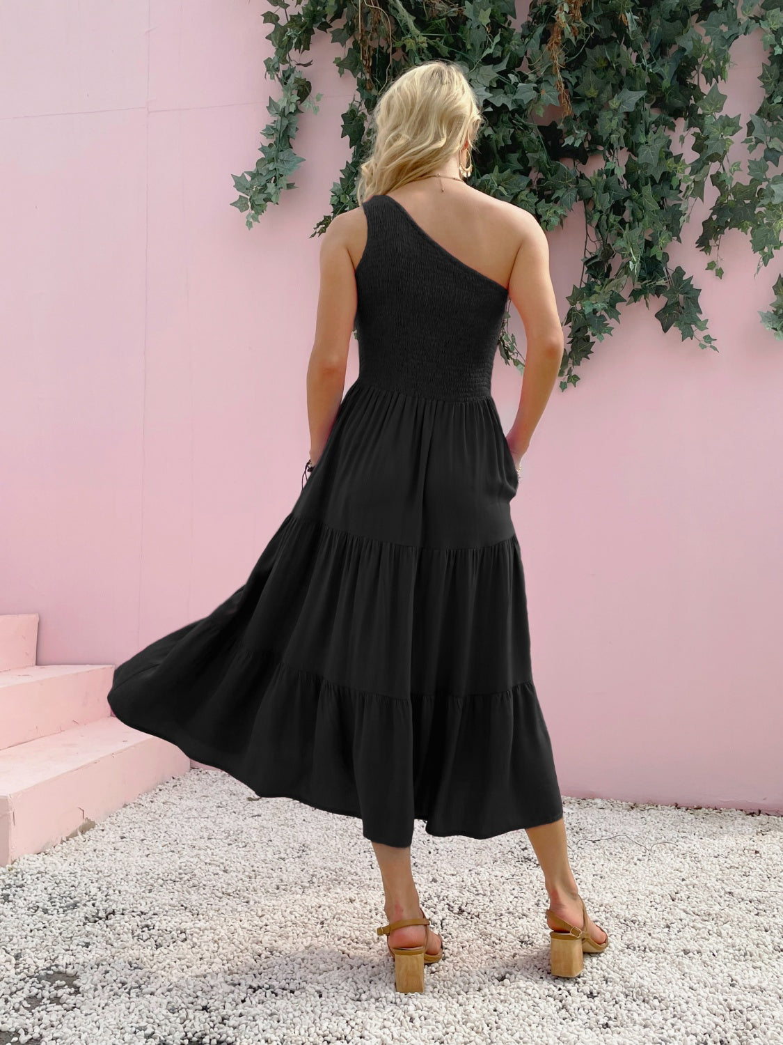 Vestido sin mangas de un solo hombro con fruncido elegante