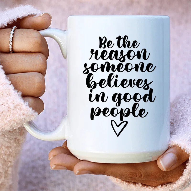 Soyez la raison pour laquelle quelqu'un croit en de bonnes personnes Tasse en céramique 15 oz