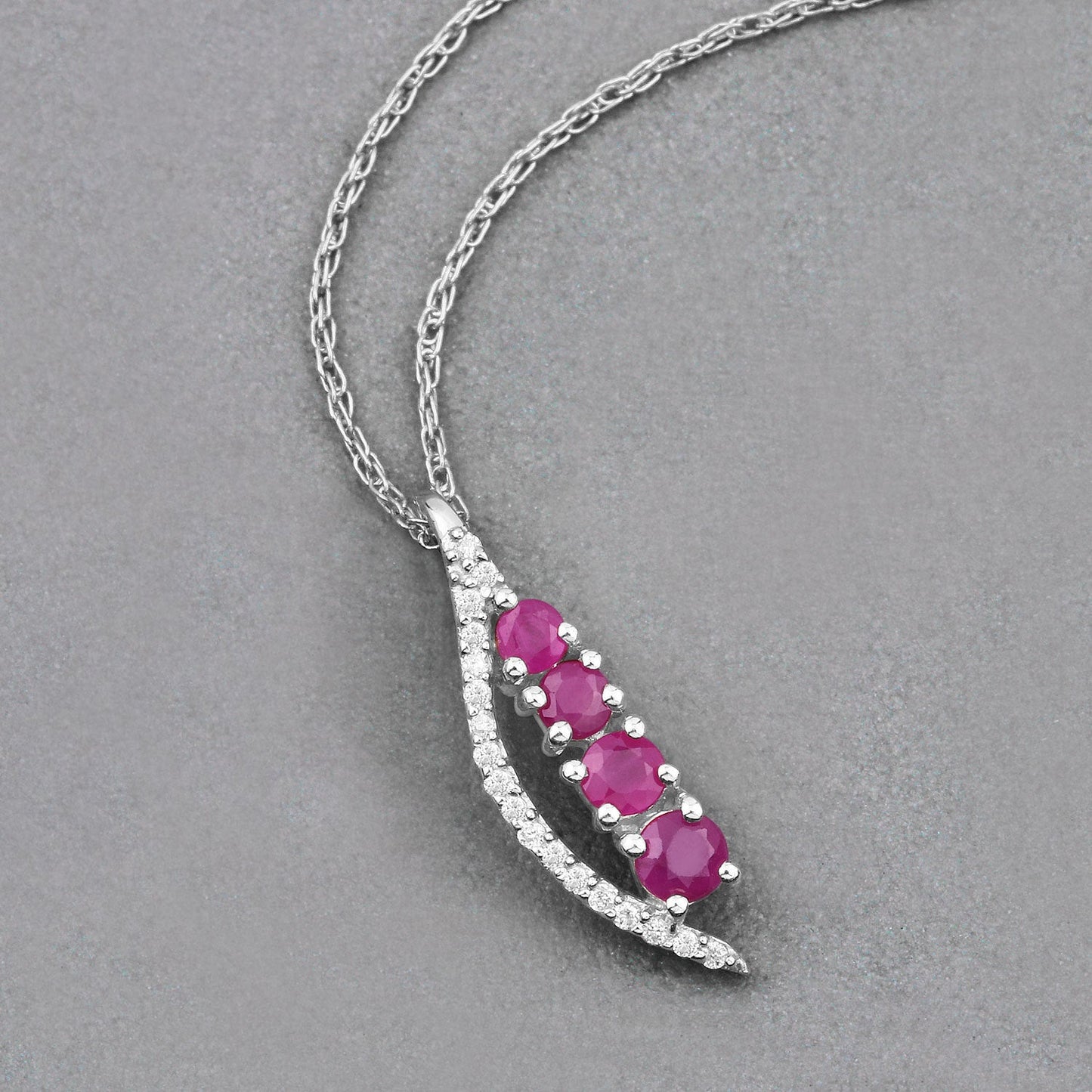Colgante de Rubí y Diamante Blanco de 0.43 Quilates en Oro Blanco de 14K