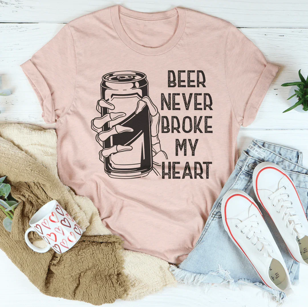 Camiseta de calavera "La cerveza nunca me rompió el corazón"