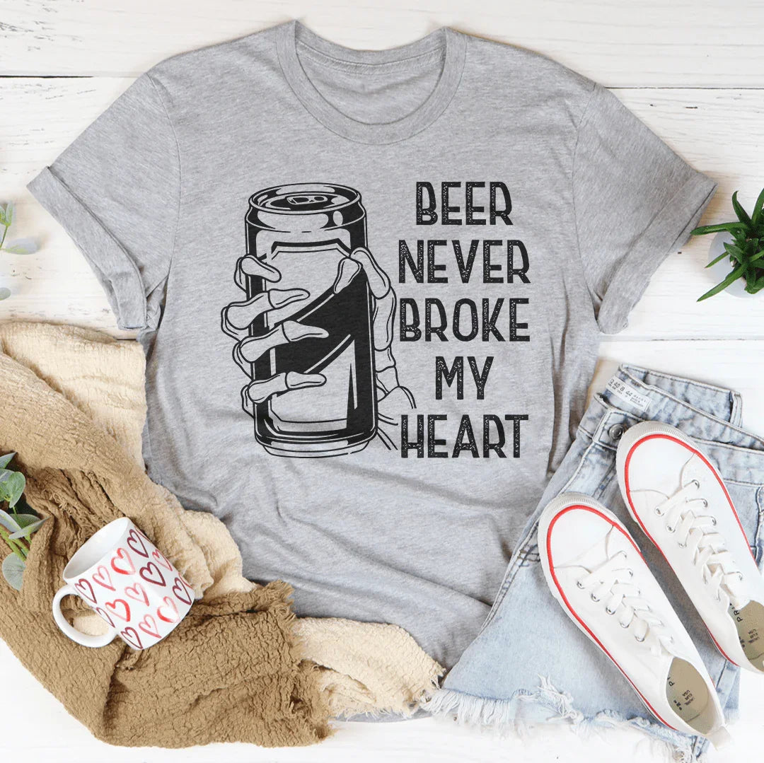 Camiseta de calavera "La cerveza nunca me rompió el corazón"