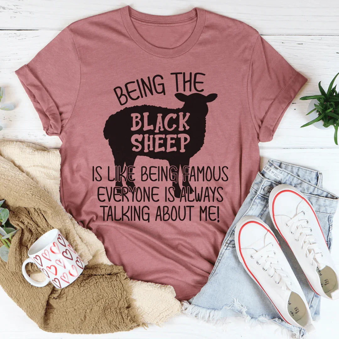 Ser la oveja negra es como ser famoso camiseta