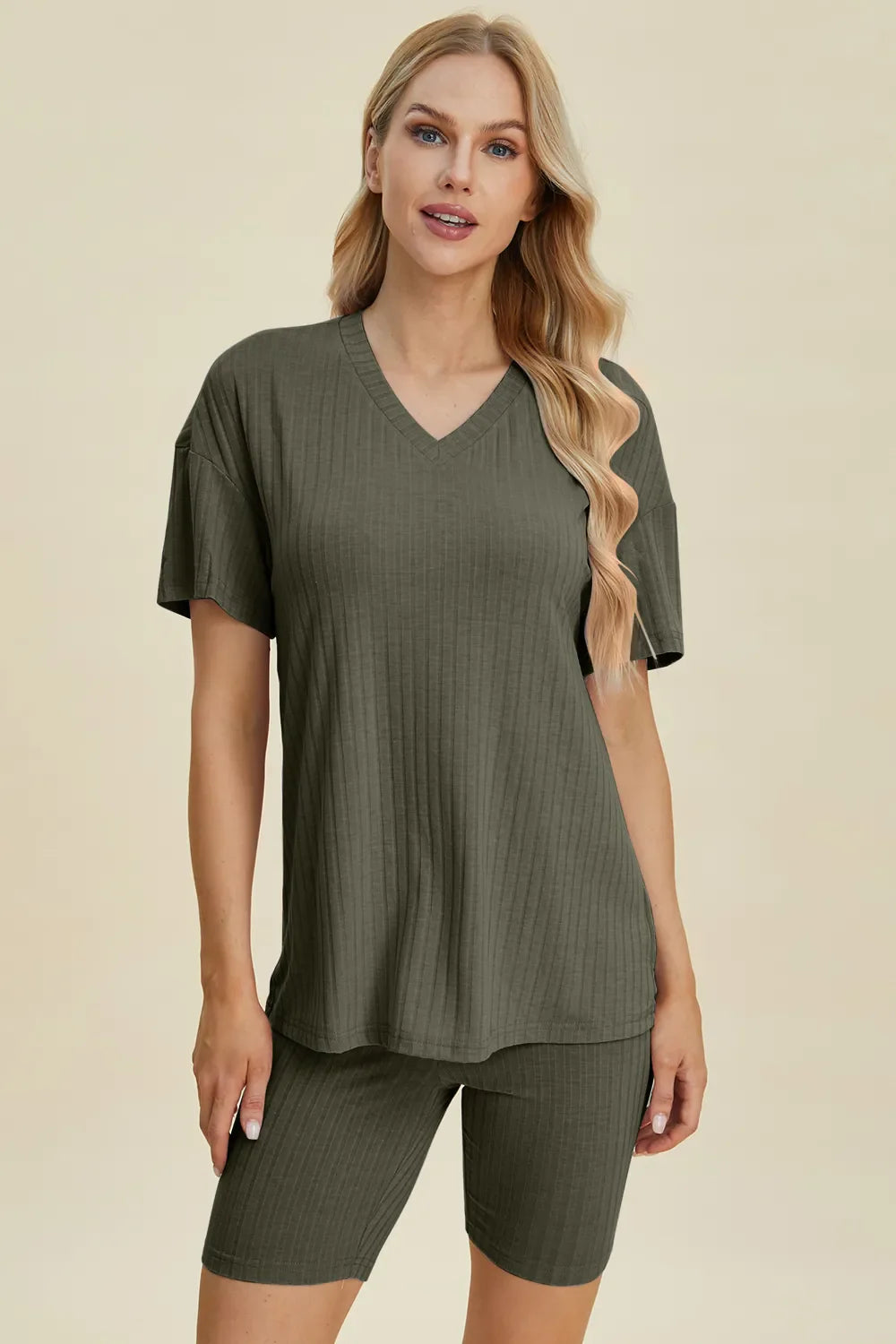 Conjunto de Top y Shorts de Cuello en V de Tamaño Completo Basic Bae