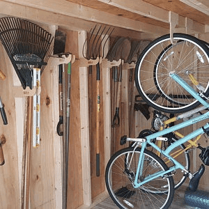 Ganchos para colgar bicicletas montados en el techo