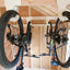 Ganchos para colgar bicicletas montados en el techo