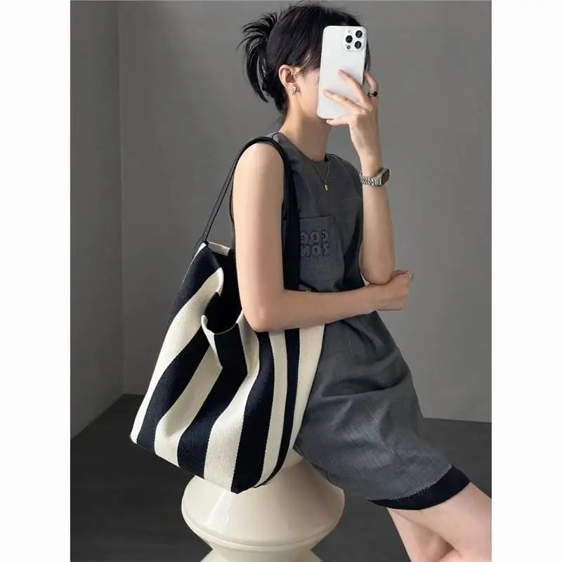 Black and white contrasting wide shoulder strap women's bag large capacity tote bag bucket bag - Korvel