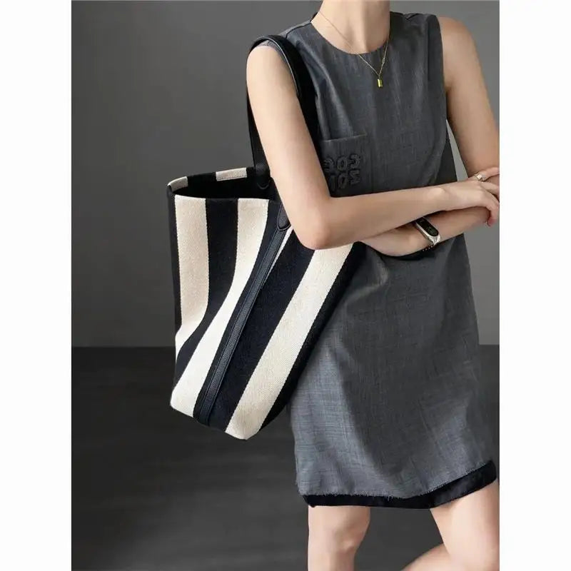 Black and white contrasting wide shoulder strap women's bag large capacity tote bag bucket bag - Korvel