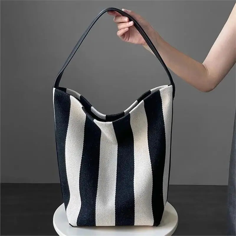 Black and white contrasting wide shoulder strap women's bag large capacity tote bag bucket bag - Korvel