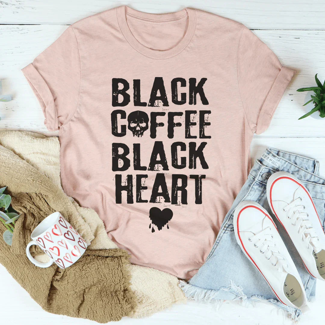 Camiseta de café negro con corazón negro