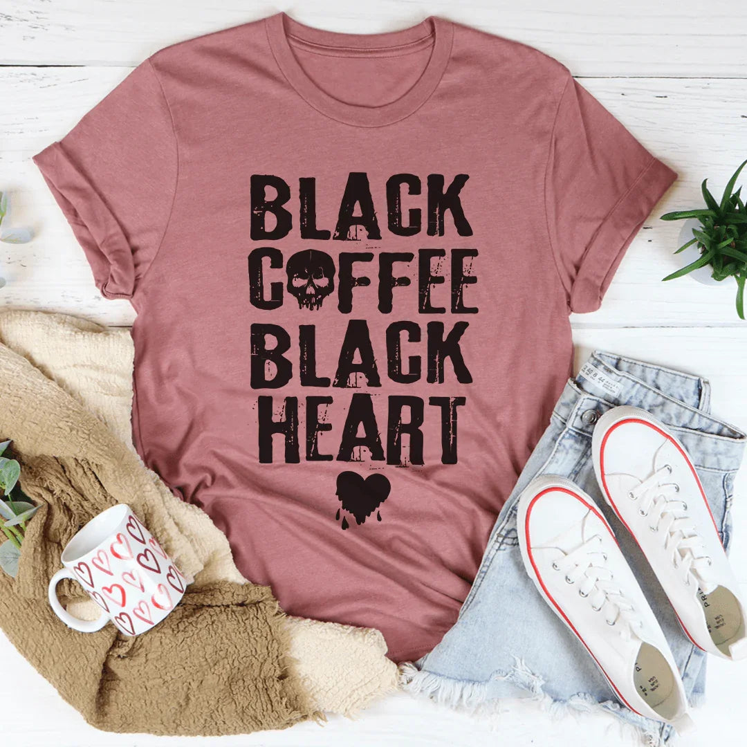 Camiseta de café negro con corazón negro