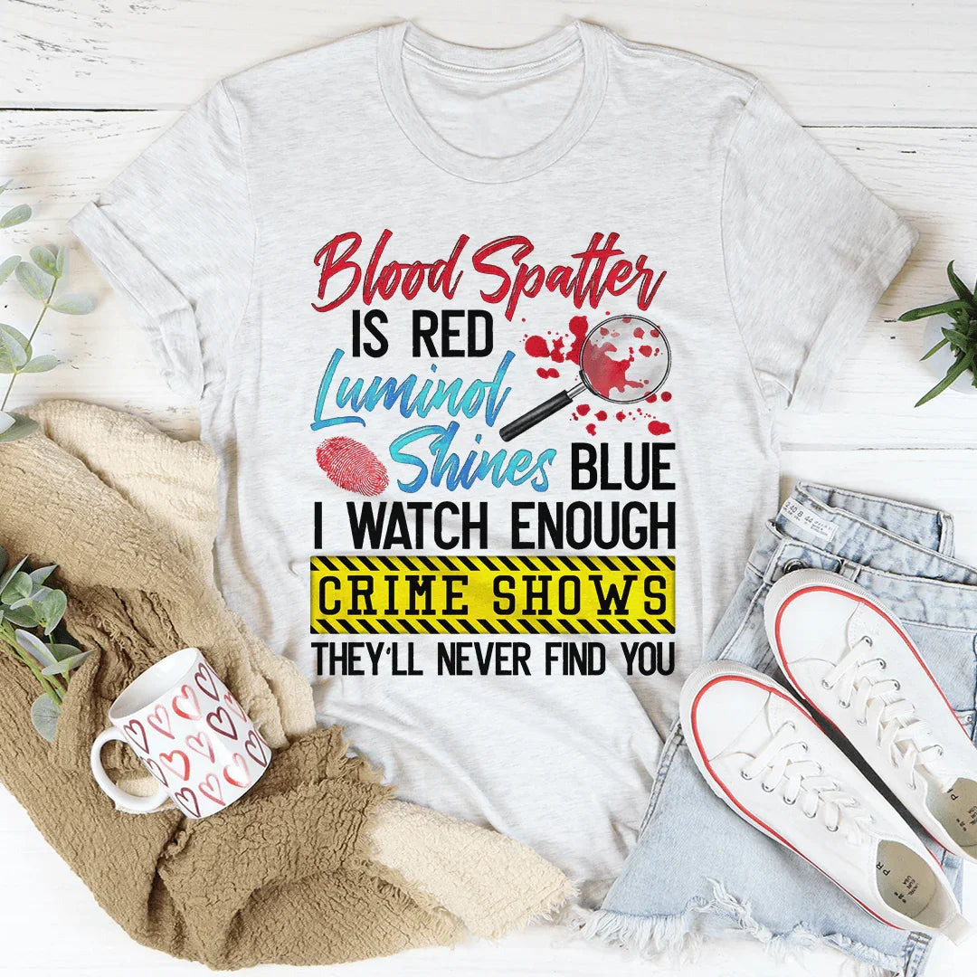 Las salpicaduras de sangre son rojas. Los brillos de luminol son azules.