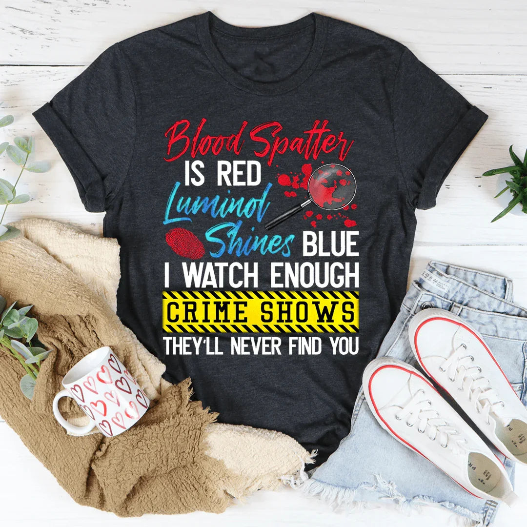 Las salpicaduras de sangre son rojas. Los brillos de luminol son azules.
