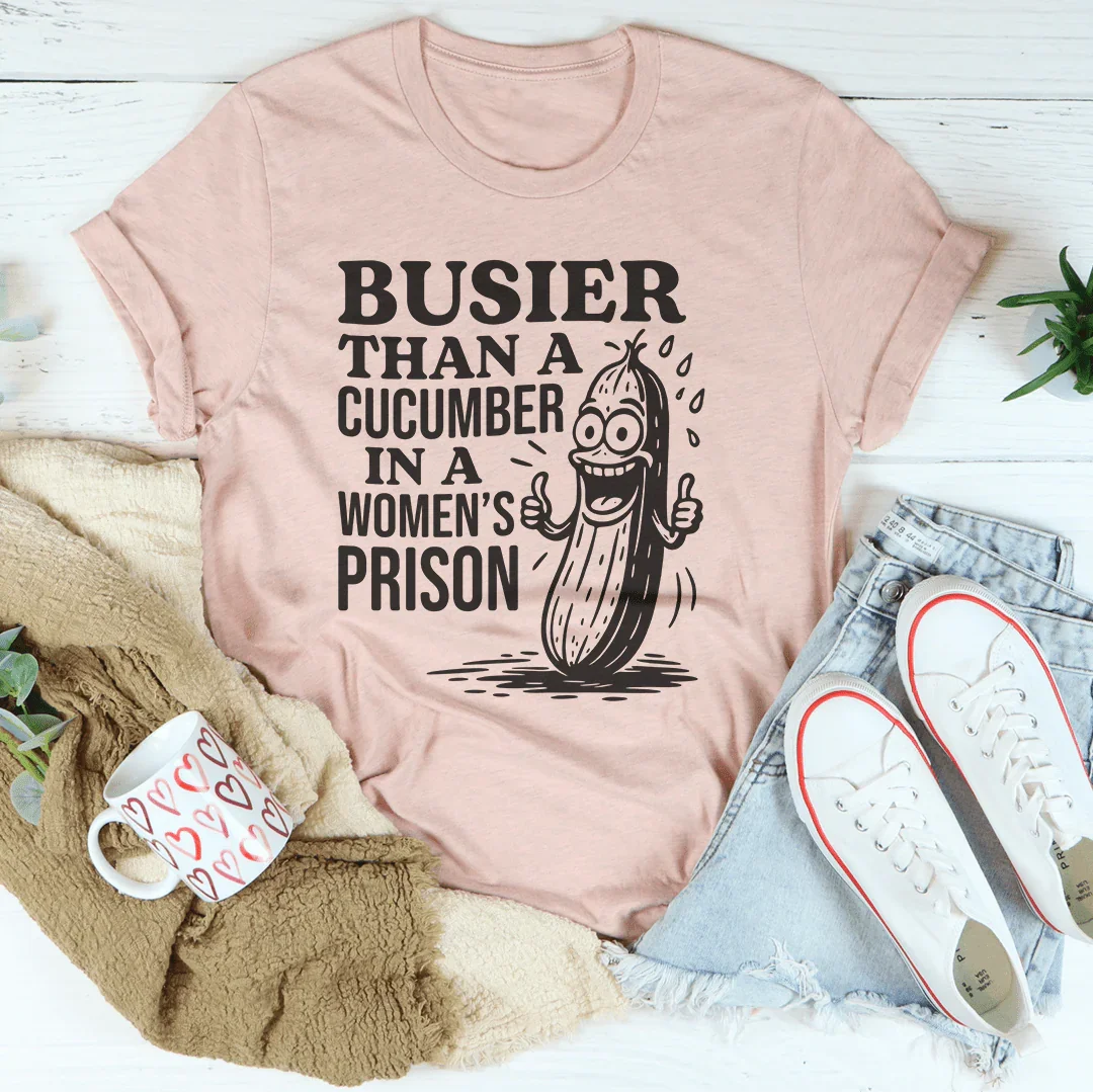 Camiseta "Más ocupada que un pepino en una prisión de mujeres"
