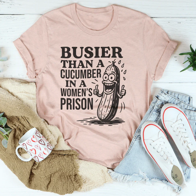 Camiseta "Más ocupada que un pepino en una prisión de mujeres"