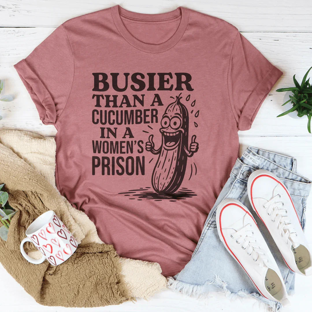 Camiseta "Más ocupada que un pepino en una prisión de mujeres"
