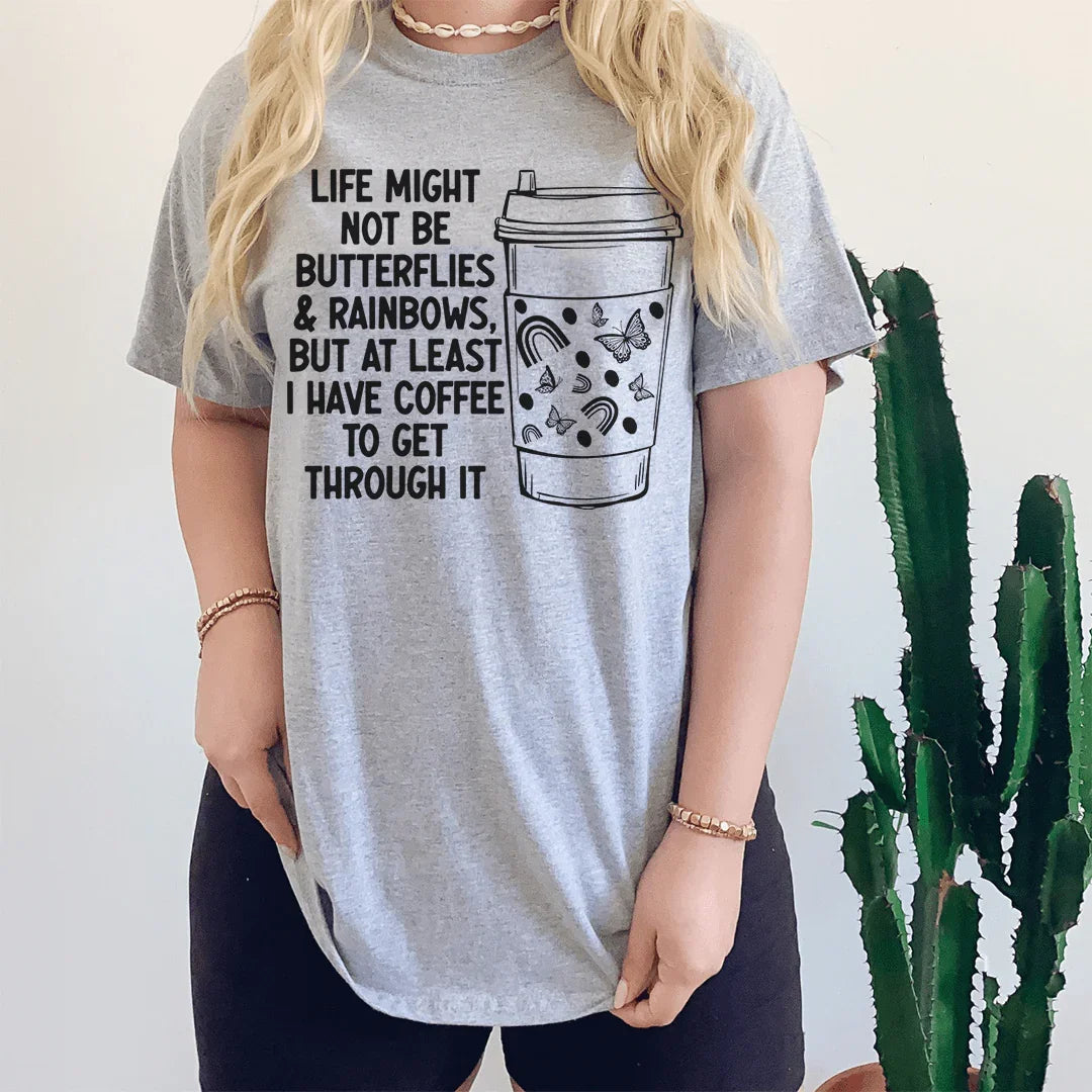 Camiseta de mariposas y arcoíris