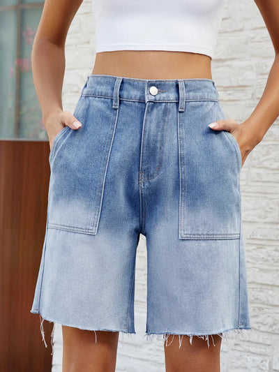 Shorts de mezclilla con dobladillo sin terminar y botones con bolsillos