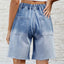 Shorts de mezclilla con dobladillo sin terminar y botones con bolsillos