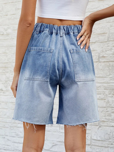 Shorts de mezclilla con dobladillo sin terminar y botones con bolsillos