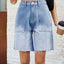 Shorts de mezclilla con dobladillo sin terminar y botones con bolsillos