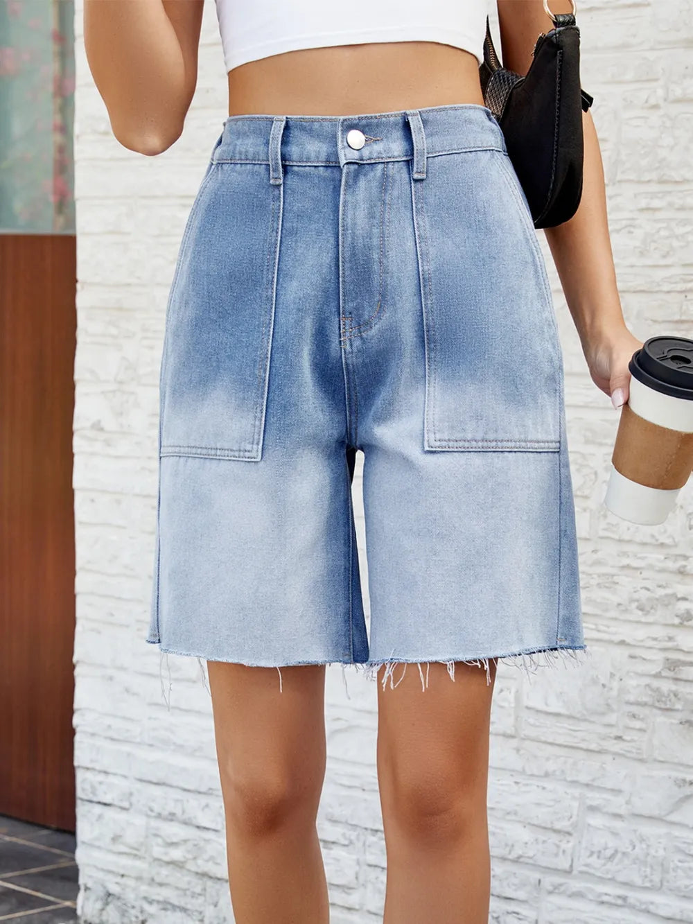 Shorts de mezclilla con dobladillo sin terminar y botones con bolsillos