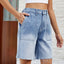 Shorts de mezclilla con dobladillo sin terminar y botones con bolsillos