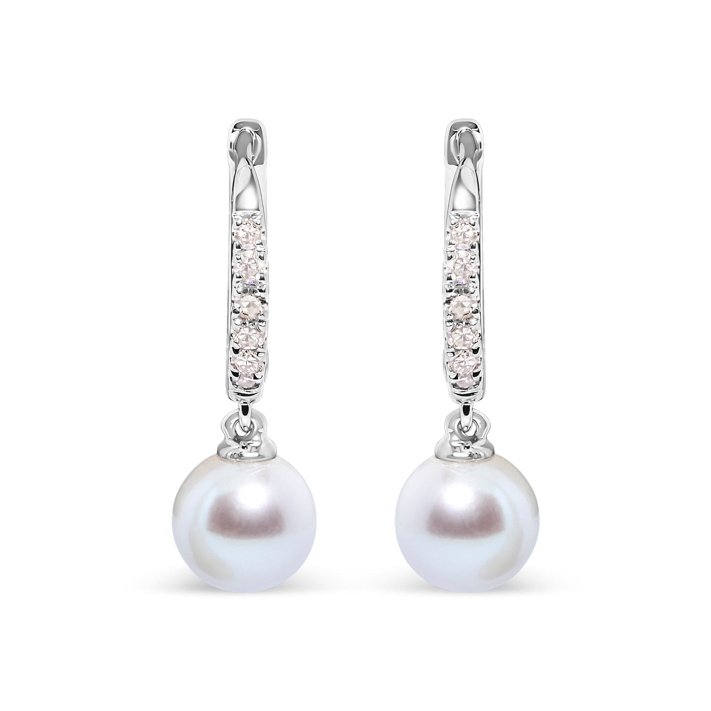 Pendientes de gota de perlas de agua dulce cultivadas y acentos de diamante en oro blanco de 10 quil