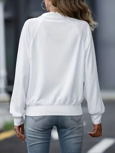 Chaqueta blanca con cremallera y cuello para mujer versátil