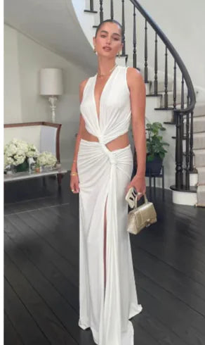Robe élégante à col en V profond et coupe ajustée