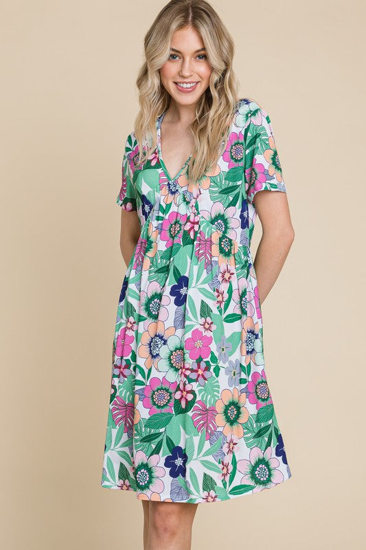Robe courte à manches courtes à décolleté en V et à fleurs froncées