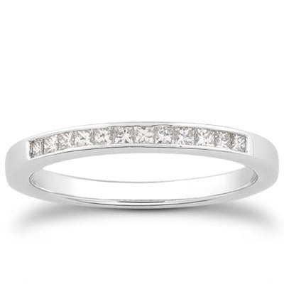Anillo de boda de diamantes princesa engastados en canal de oro blanco de 14k