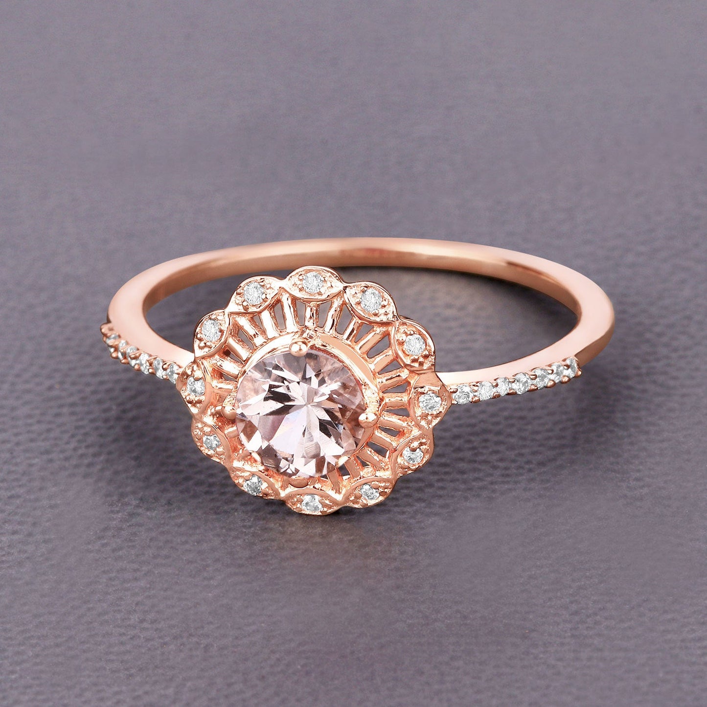 Anillo de Compromiso de Morganita y Diamante de 0.54 Quilates en Oro Rosa de 14K