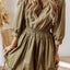 Elegante vestido mini verde con diseño smock atemporal