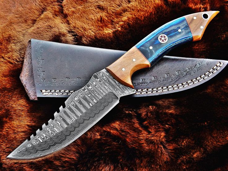 Exquisite Custom Damascus Steel Hunting Knife with Premium Wood Handle - Korvel