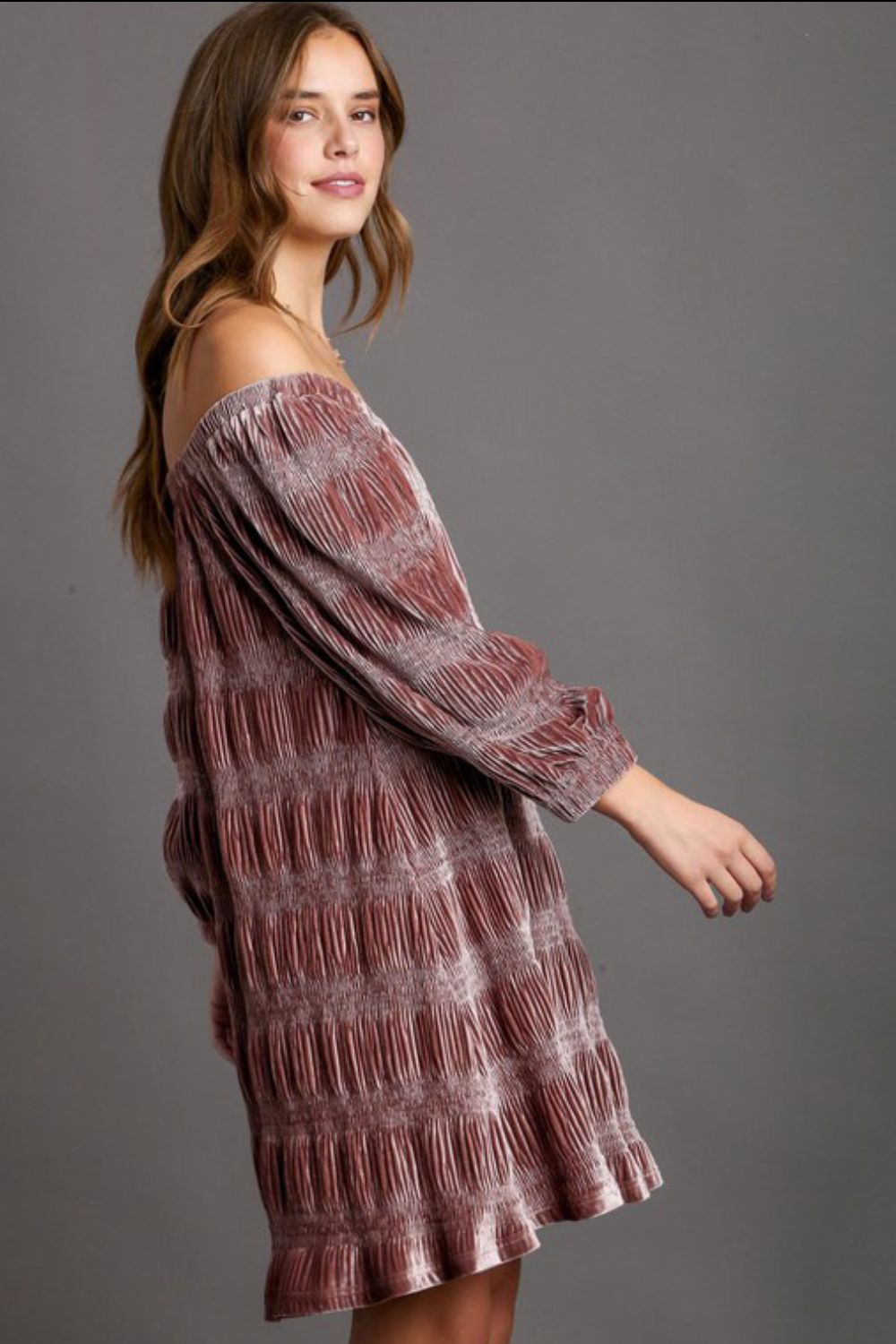 Robe Mini en Velours Off-Shoulder Élégante avec Manches Bouffantes