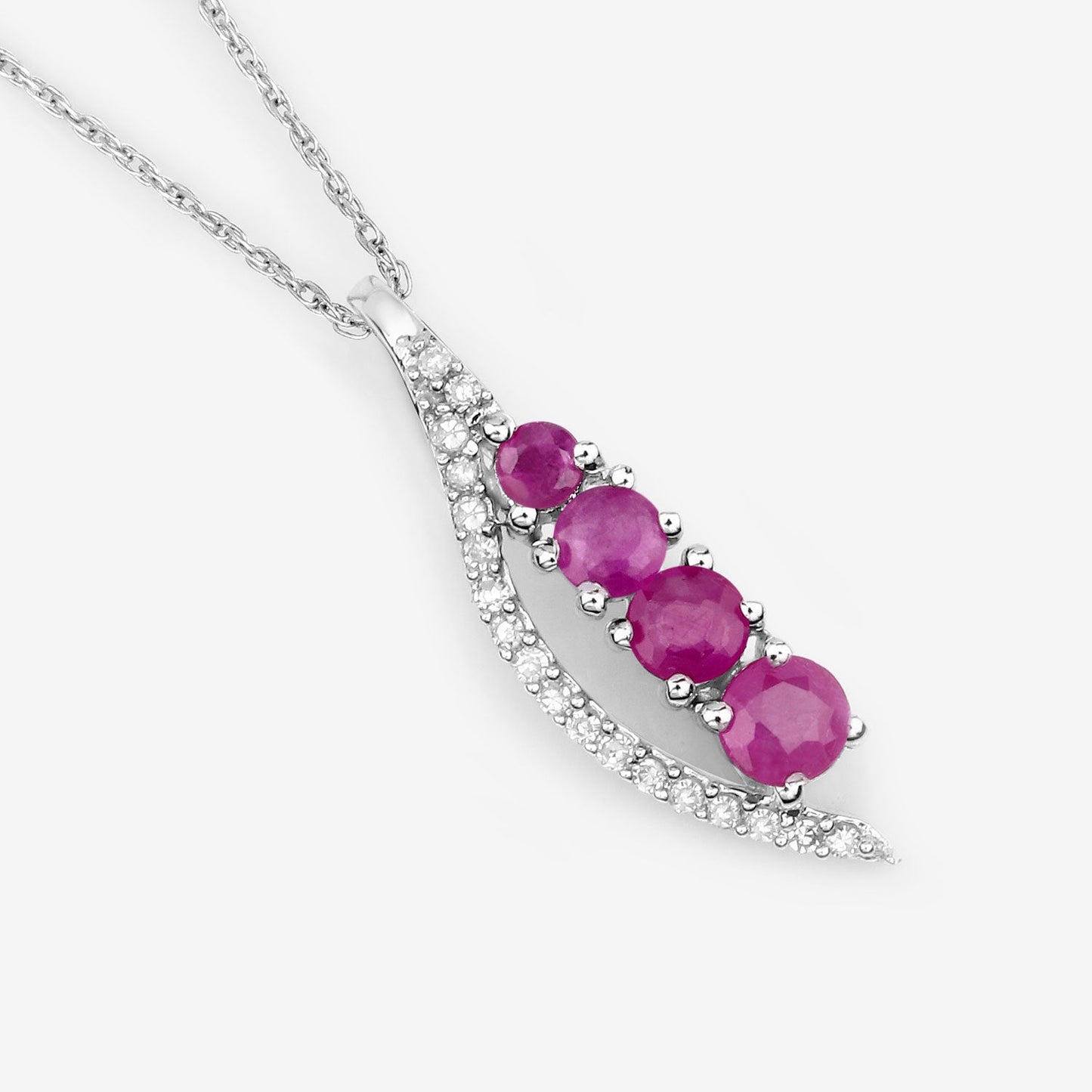 Colgante de Rubí y Diamante Blanco de 0.43 Quilates en Oro Blanco de 14K