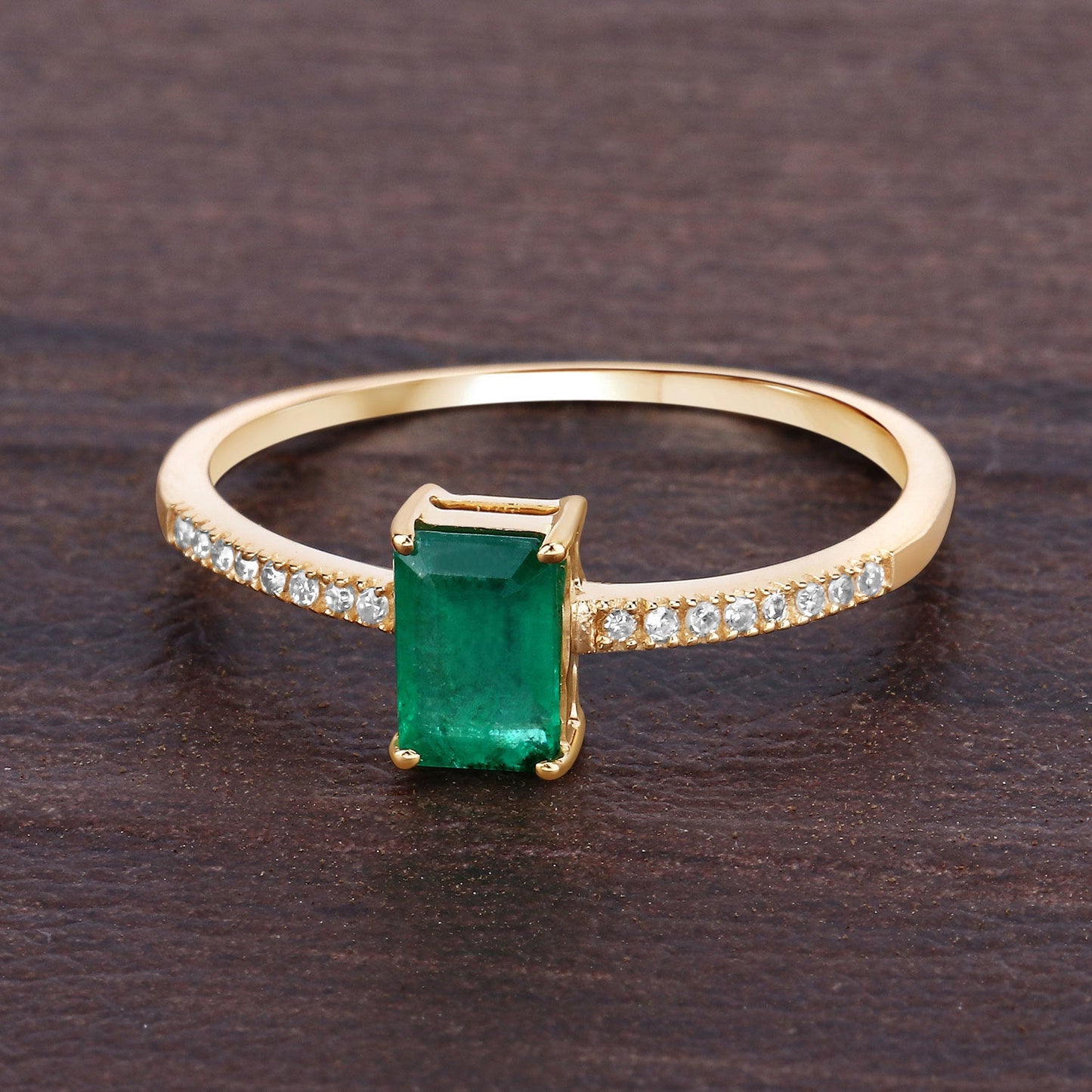 Anillo de Compromiso de Esmeralda Zambiana de 0.59 Quilates y Diamante en Oro Amarillo de 14K