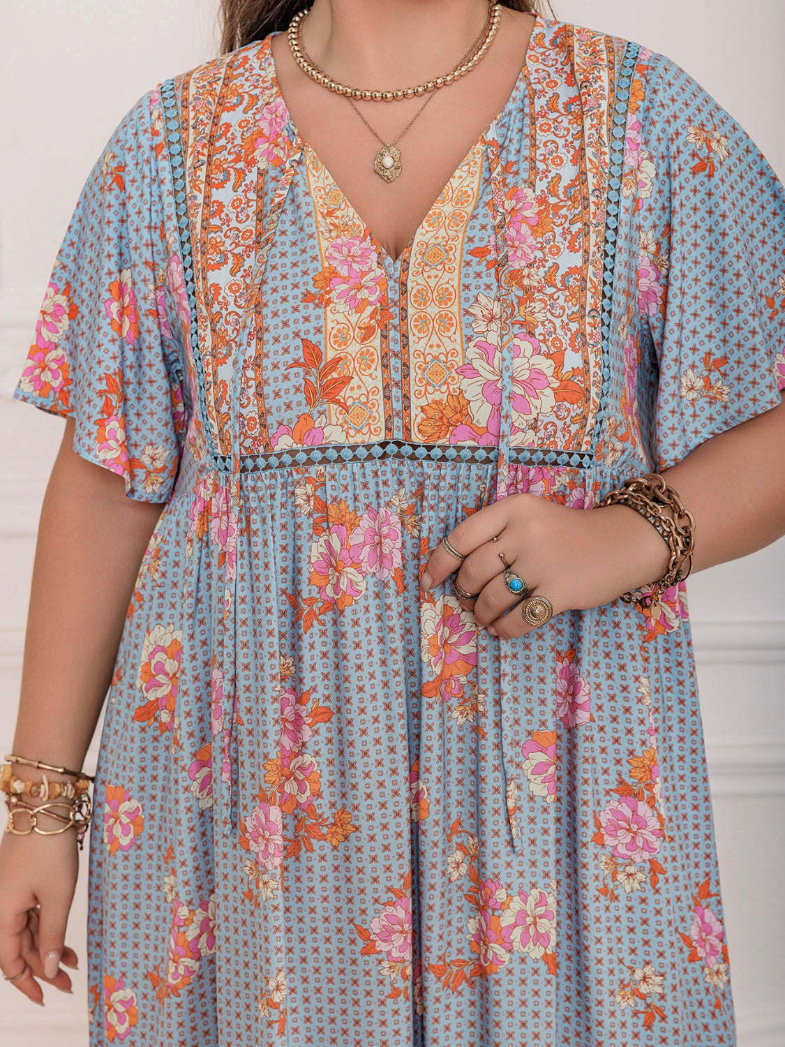 Elegante vestido maxi de talla grande con mangas de volantes en rosa púrpura
