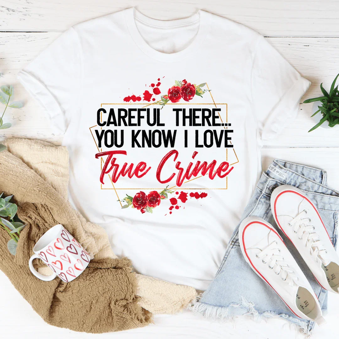 ¡Cuidado ahí! Sabes que me encanta la camiseta de crímenes reales.