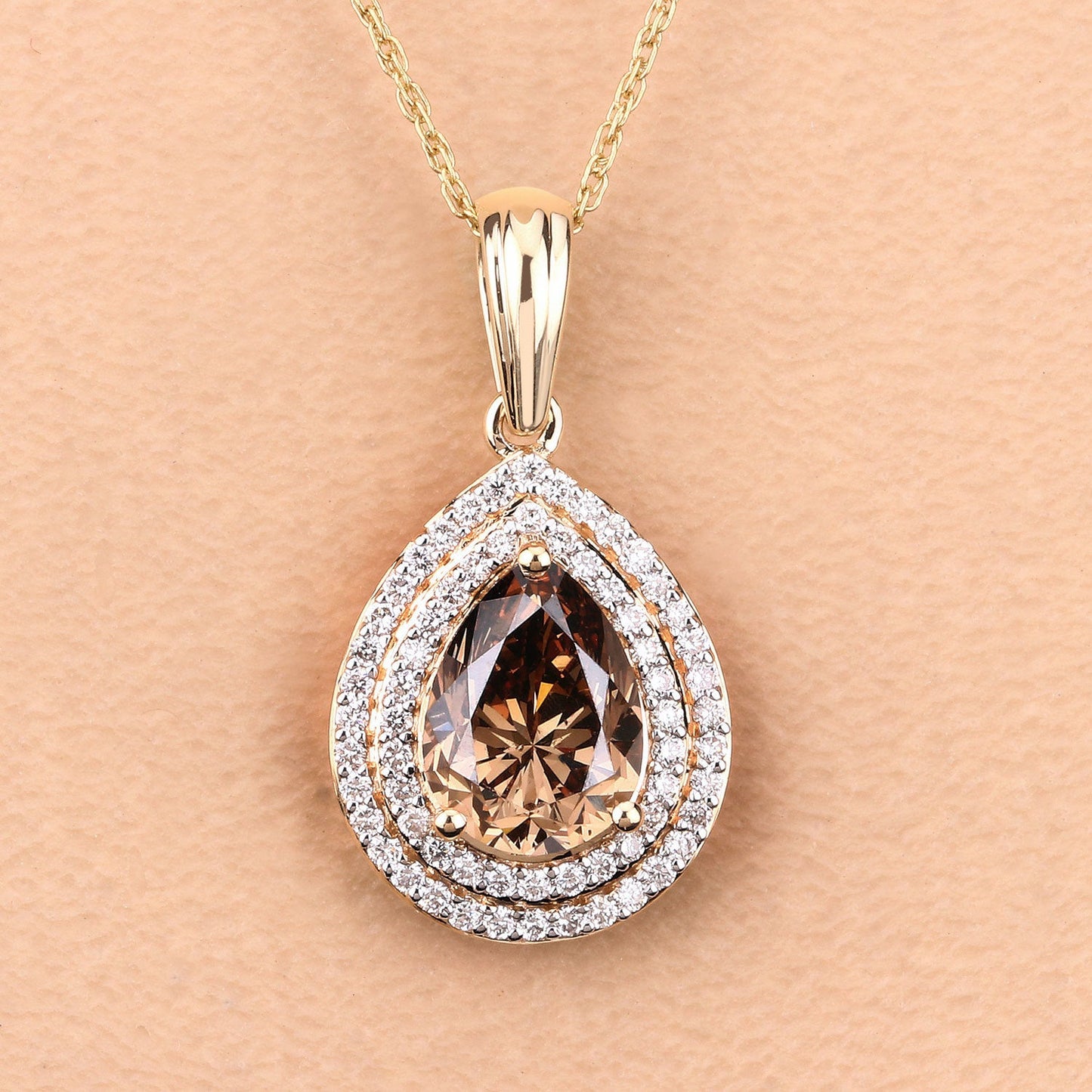 Colgante de Diamante Marrón Certificado IGI de 2.01 Quilates en Oro Amarillo de 18K