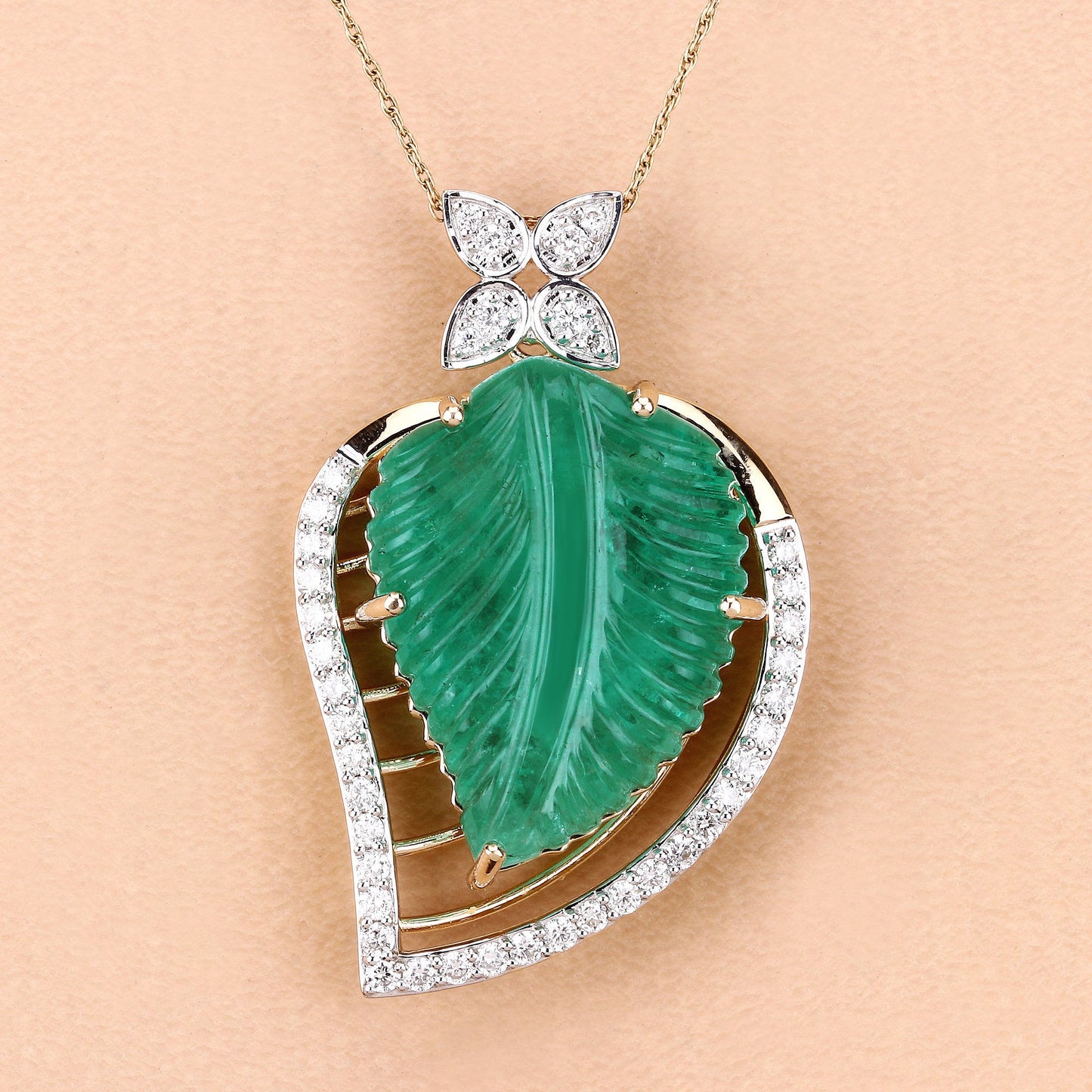 Colgante de Esmeralda Colombiana de 29.67 Quilates y Diamante en Oro de 14K