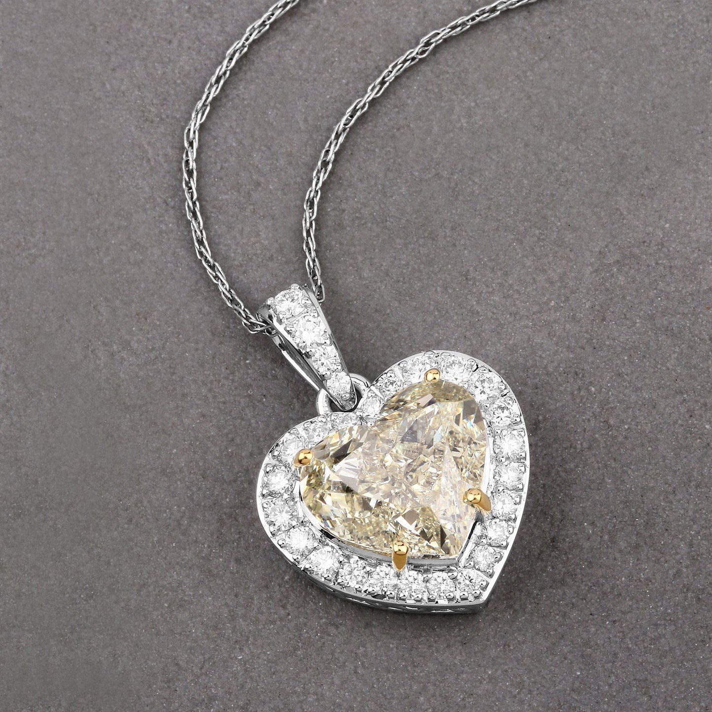 Pendentif en cœur en diamant jaune clair de 4,51 carats en or blanc 18K