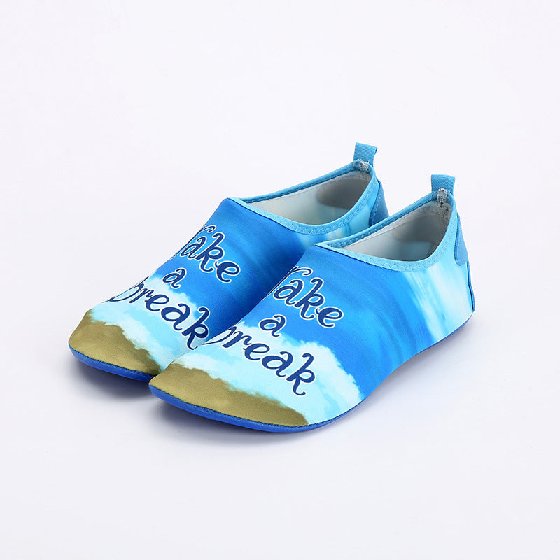 Zapatos de buceo de moda para mujer en la playa