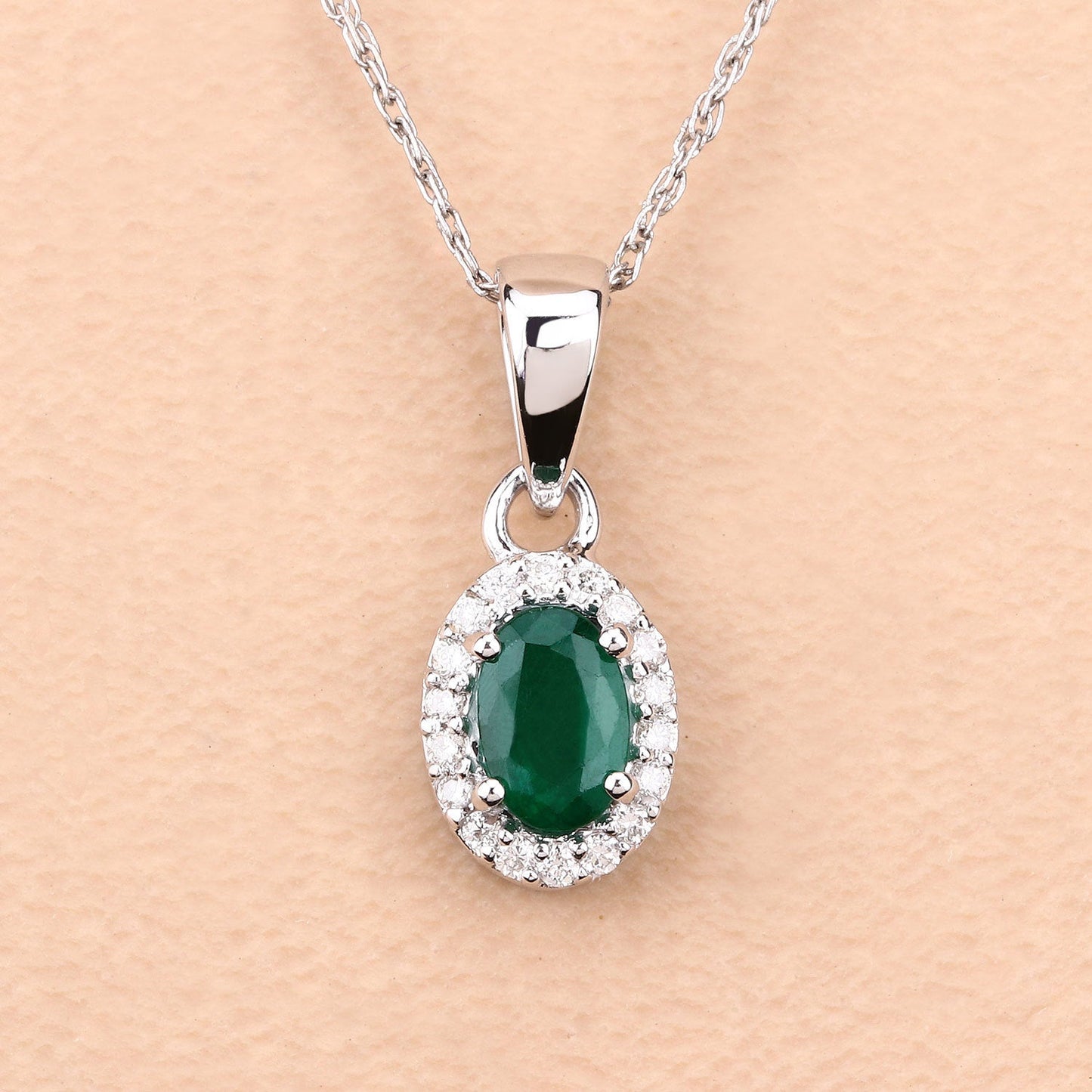 Colgante de Esmeralda Zambiana y Diamante Blanco de 0.81 Quilates en Oro Blanco de 14K