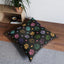 Coussin de sol tufté avec empreintes de pattes vibrantes